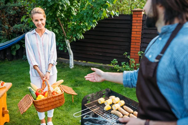 Enfoque Selectivo Pareja Teniendo Barbacoa Patio Trasero Día Verano — Foto de stock gratis