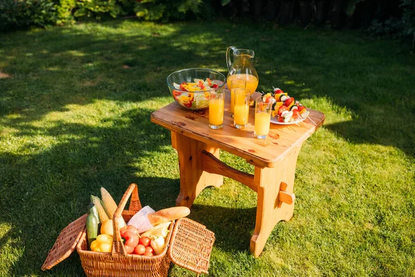 Close View Basket Food Picnic Glasses Juice Fresh Salad Wooden — Free Stock Photo