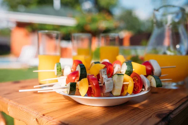 Close View Fresh Vegetables Barbecue Glasses Juice Backyard — Stock Photo, Image