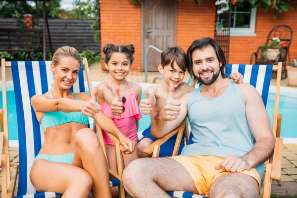 在乡下后院的游泳池附近 微笑的家人竖起大拇指 — 图库照片