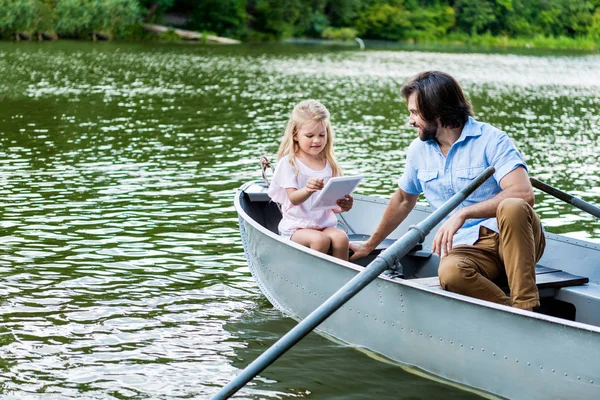 Pai Feliz Filha Com Tablet Equitação Barco Lago Parque — Fotografia de Stock