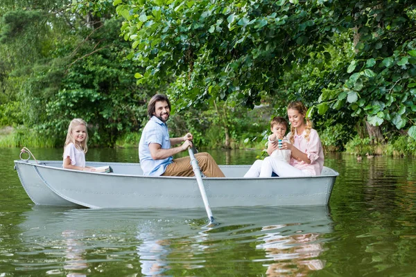 Vista Lateral Sonriente Familia Joven Pasar Tiempo Juntos Barco Lago — Foto de Stock