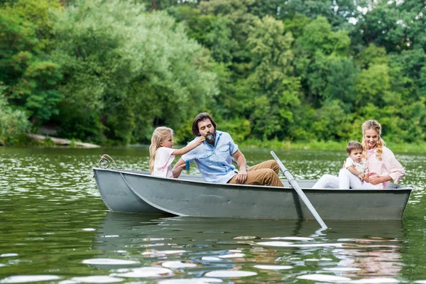 Красивая Молодая Семья Проводит Время Вместе Лодке Озере Парке — стоковое фото