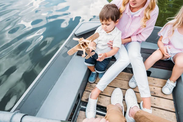 Corte Tiro Jovem Família Equitação Barco Lago — Fotografia de Stock