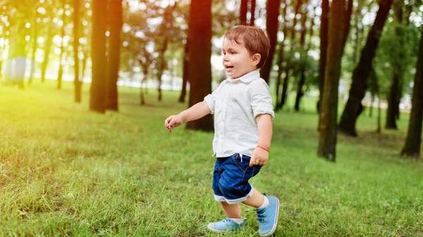 Niño Feliz Camisa Blanca Pantalones Cortos Mezclilla Corriendo Por Parque — Foto de Stock
