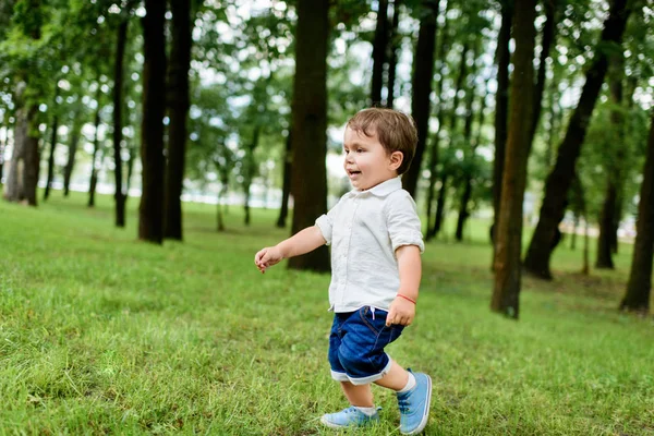 Criança Adorável Camisa Branca Calções Jeans Correndo Pelo Parque — Fotografia de Stock