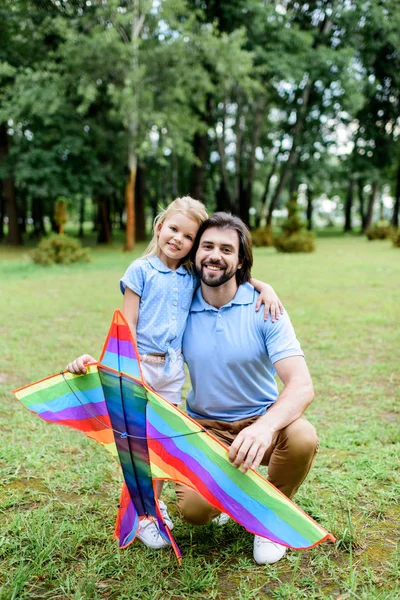 Hermoso Feliz Padre Hija Con Cometa Mirando Cámara Parque — Foto de Stock