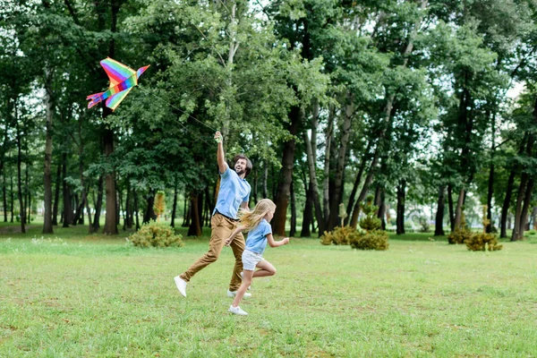 Side View Handsome Father Daughter Running Kite Park — Stock Photo, Image