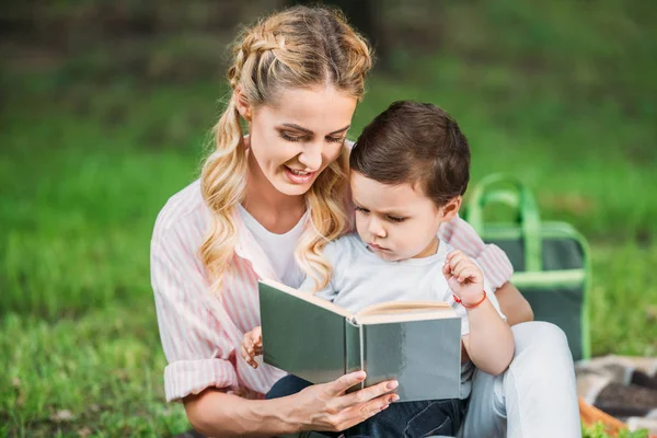 Mère Heureuse Avec Son Livre Lecture Parc — Photo