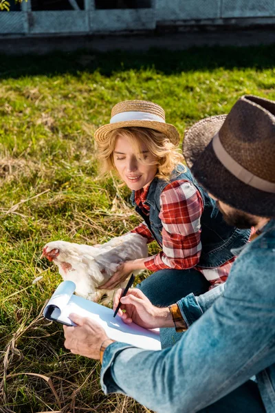 Kadın Holding Tavuk Sevgilisi Notlar Pano Çiftliğinde Yapma Sırasında Yüksek — Stok fotoğraf