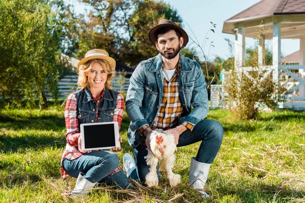 Donna Che Mostra Tablet Digitale Con Schermo Bianco Mentre Suo — Foto Stock