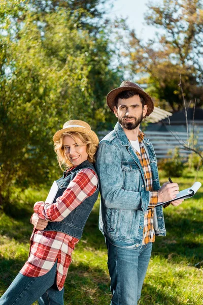 Happy Couple Farmers Standing Back Back Digital Tablet Clipboard Ranch — Free Stock Photo