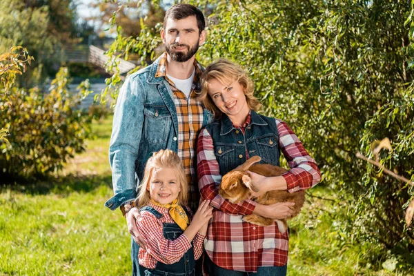 Glückliche Bauernfamilie Mit Kleiner Tochter Und Braunem Kaninchen Freien — Stockfoto