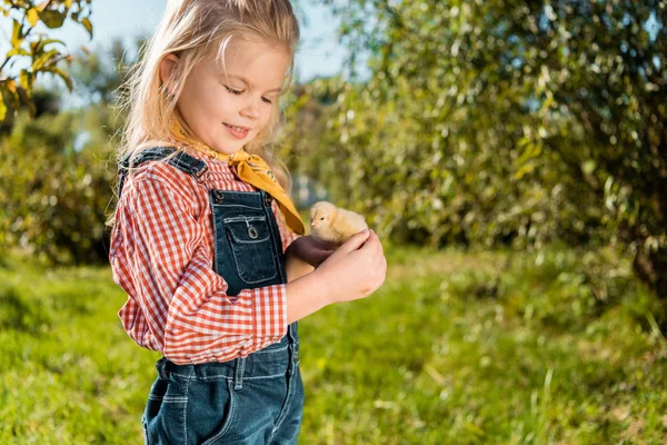 Улыбающийся Маленький Ребенок Держит Очаровательный Желтый Цыпленок Открытом Воздухе — стоковое фото