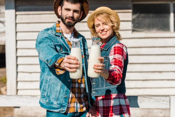 Selektivt Fokus Par Gårdbrukere Stråhatter Som Viser Flasker Melk Ranchen – royaltyfritt gratis stockfoto