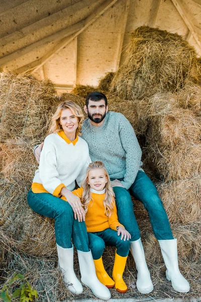 Cheerful Farmer Family Daughter Sitting Hay Stacks Ranch — Stock Photo, Image