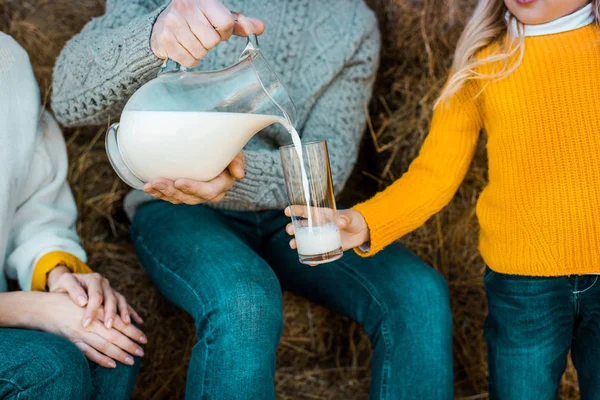 Teilansicht Eines Mannes Der Seiner Kleinen Tochter Milch Einschenkt Während — Stockfoto