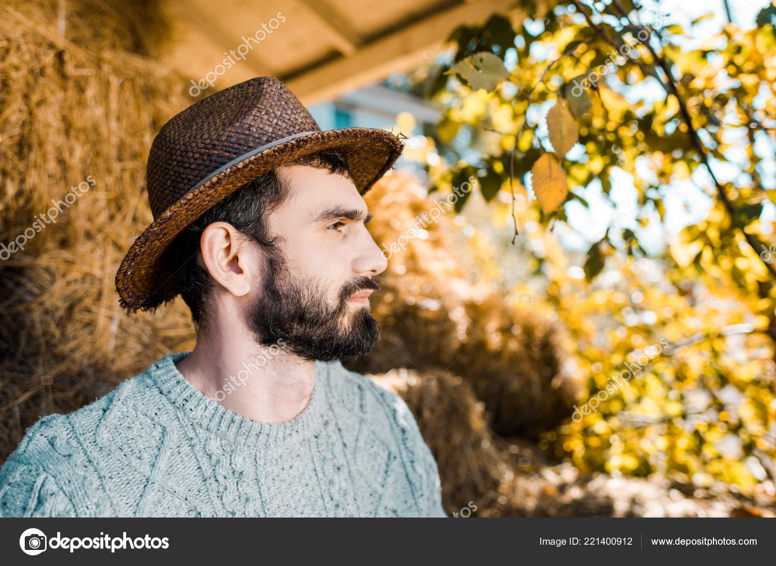 牧場でセーターを着て 麦わら帽子の男性農家のサイドビュー 無料のストック写真 C Sashakhalabuzar