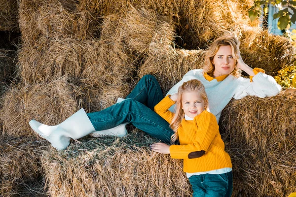Erwachsene Frau Posiert Mit Kleiner Tochter Auf Heuhaufen Auf Bauernhof — Stockfoto