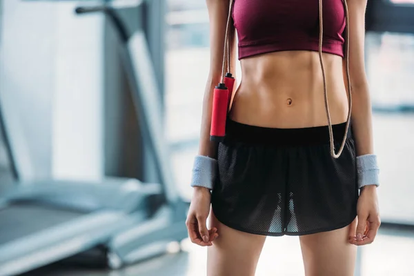 Plan recadré de sportive avec corde à sauter à la salle de gym — Photo de stock