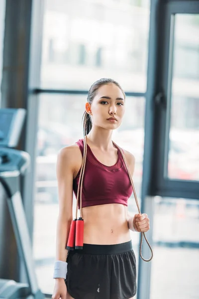Porträt einer jungen asiatischen Sportlerin mit Springseil im Fitnessstudio — Stockfoto