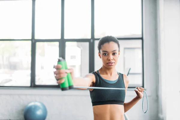 Портрет молодої афроамериканської спортсменки зі стрибковою мотузкою в спортзалі — стокове фото