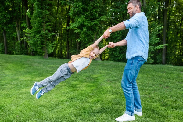 Glücklicher Vater und Sohn haben gemeinsam Spaß im Park — Stockfoto
