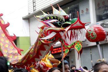 Manila, Filipinler - 5 Şubat 2019: Dragon dans sanatçı Binondo Manila Filipinler Çin yeni yılı kutlamaları sırasında.