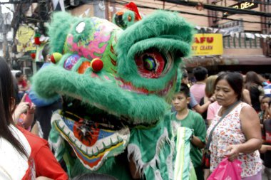 Manila, Filipinler - 5 Şubat 2019: Dragon dans sanatçı Binondo Manila Filipinler Çin yeni yılı kutlamaları sırasında.