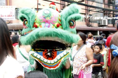 Manila, Filipinler - 5 Şubat 2019: Dragon dans sanatçı Binondo Manila Filipinler Çin yeni yılı kutlamaları sırasında.