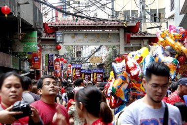 Manila, Filipinler - 5 Şubat 2019: Dragon dans sanatçı Binondo Manila Filipinler Çin yeni yılı kutlamaları sırasında.