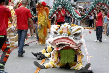 Manila, Filipinler - 5 Şubat 2019: Dragon dans sanatçı Binondo Manila Filipinler Çin yeni yılı kutlamaları sırasında.