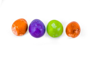 Beyaz arka planda izole edilmiş renkli el yapımı Paskalya yumurtaları.