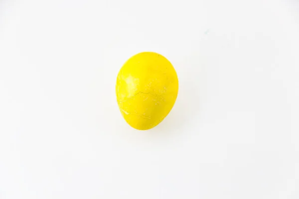 흰색 배경에 분리되어 있는 화려 한 수제 동식 물알 — 스톡 사진