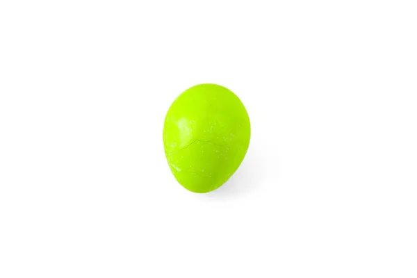 Colorido huevo de Pascua hecho a mano aislado sobre un fondo blanco — Foto de Stock