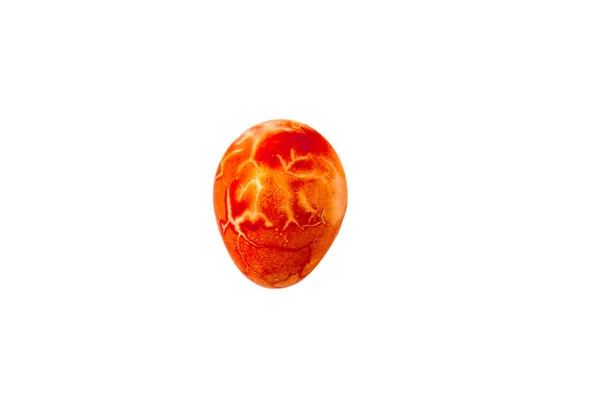 Colorido huevo de Pascua hecho a mano aislado sobre un fondo blanco — Foto de Stock