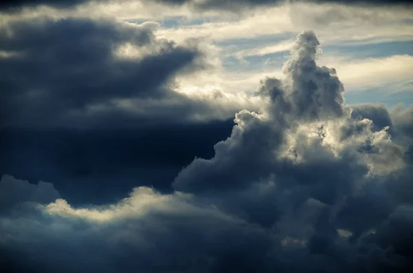 Dramatische Wolken am dunklen Himmel — Stockfoto