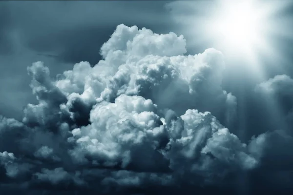 Drámai felhők a sötét égbolton — Stock Fotó