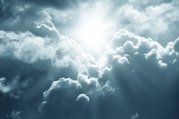 Nuvens dramáticas no céu escuro Imagem De Stock