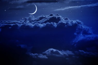 Bulutlar ve ay ile gece gökyüzü