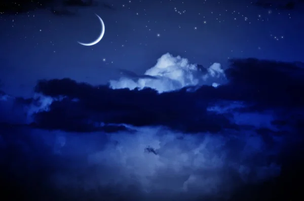 雲と月で夜空を — ストック写真