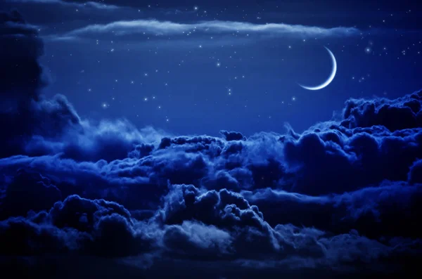 Ночное небо с облаками и луной Стоковое Фото
