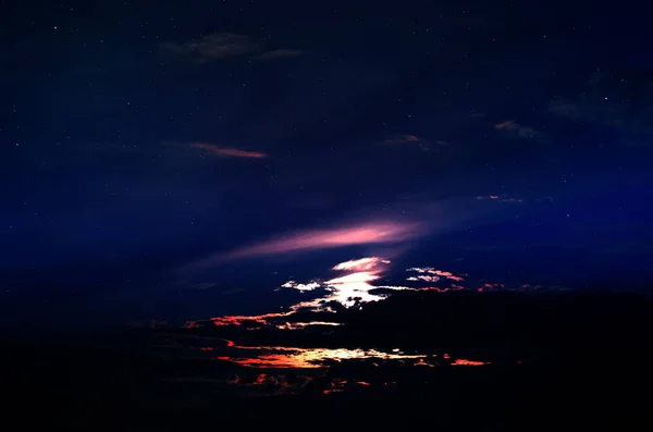 Blauwe nachtelijke hemel — Stockfoto