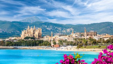 Plajlı manzara ve Palma de Mallorca kasabası, İspanya