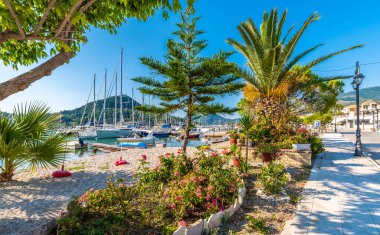 Nidri limanı ve köyü olan manzara, Lefkada, Yunanistan