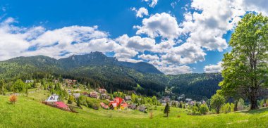 Durau köyü manzarası, arka planda Ceahlau dağı, Piatra Neamt, Romanya
