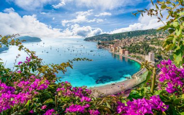 Ortaçağ kasabası Villefranche sur Mer ile Fransız Riviera sahilinin havadan görünüşü, Fransa 'nın güzel bölgesi.