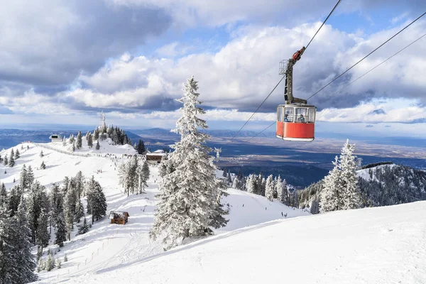 罗马尼亚波亚纳布拉索夫的Postavaru山顶景观 有滑雪场和缆车运送 — 图库照片