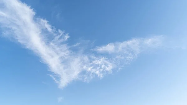 白い雲の構造を持つ青空 — ストック写真