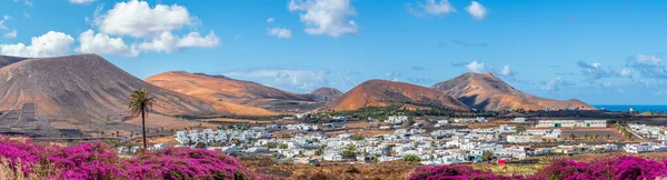 Landschap Met Klein Dorp Het Eiland Lanzarote Timanfaya Canarische Eilanden — Stockfoto